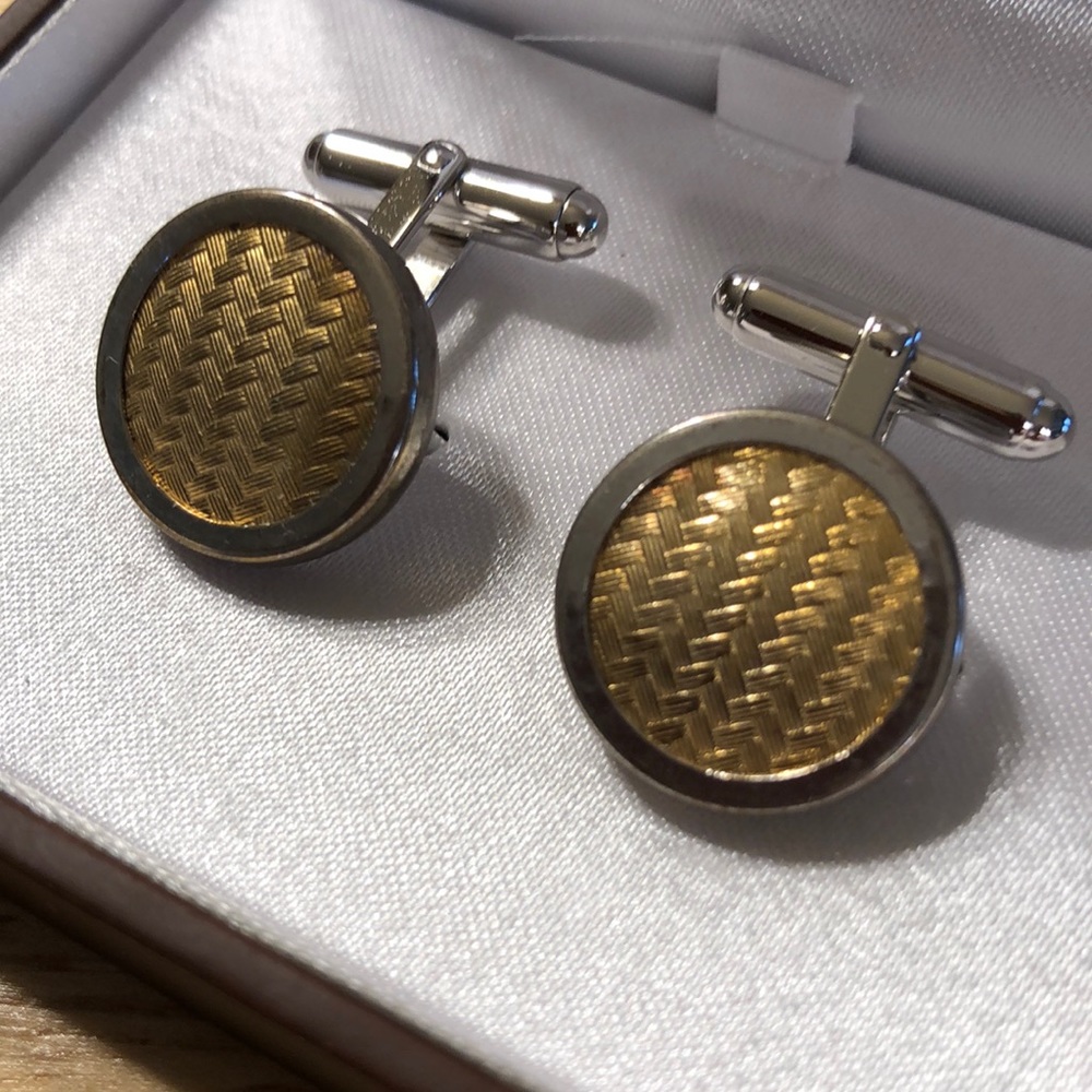 Cuff links Gold in color
